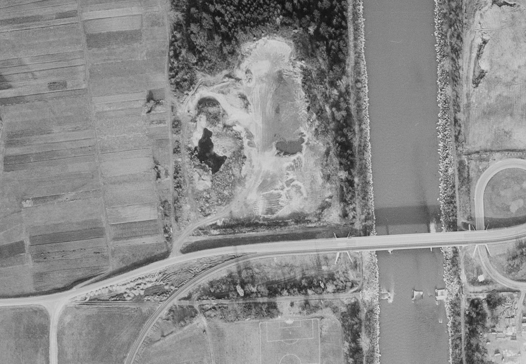 Hist. Luftbild - Kiesabbau an der Rheinbrücke