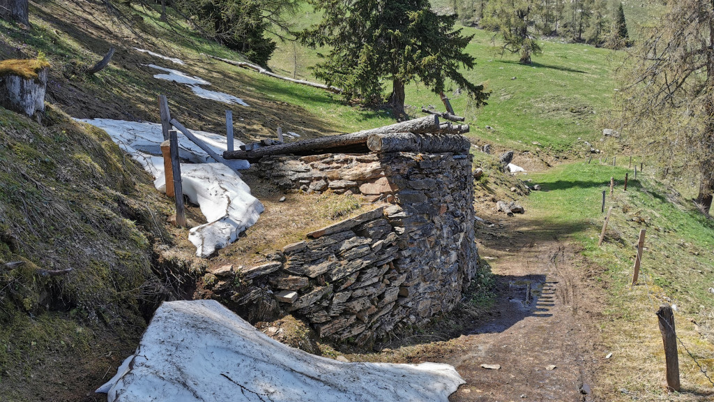 Der restaurierte Kalkofen vom Wanderweg zur Hinteralp aus gesehen